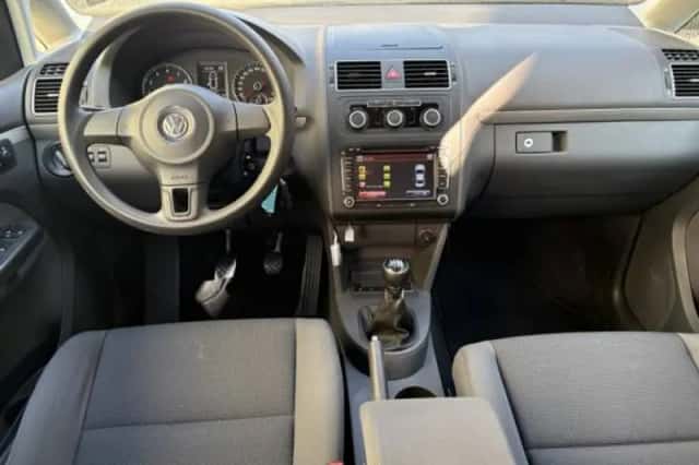 Volkswagen Touran (2011) thumbnail 3