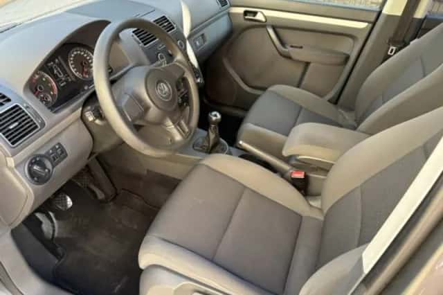Volkswagen Touran (2011) thumbnail 5