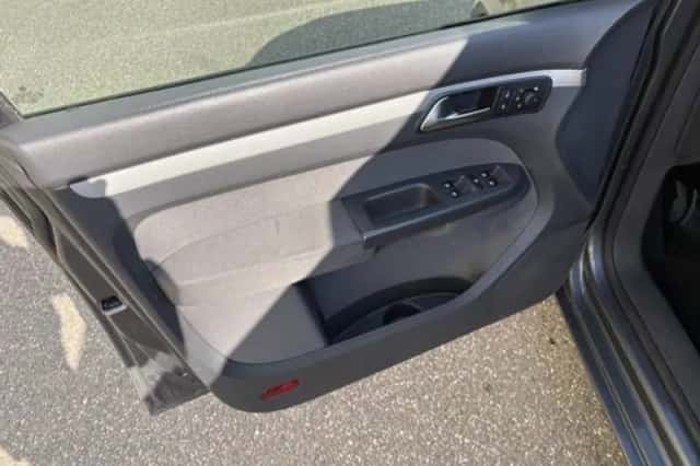 Volkswagen Touran (2011) thumbnail 6