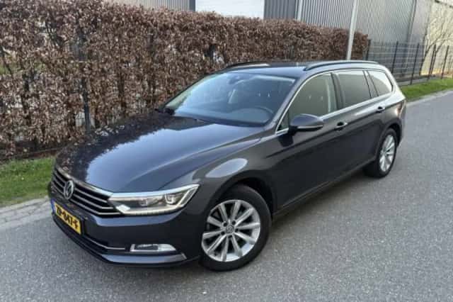 Volkswagen Passat (2018) thumbnail 2