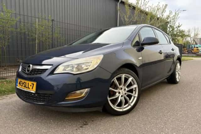 Opel Astra (2011) thumbnail 1