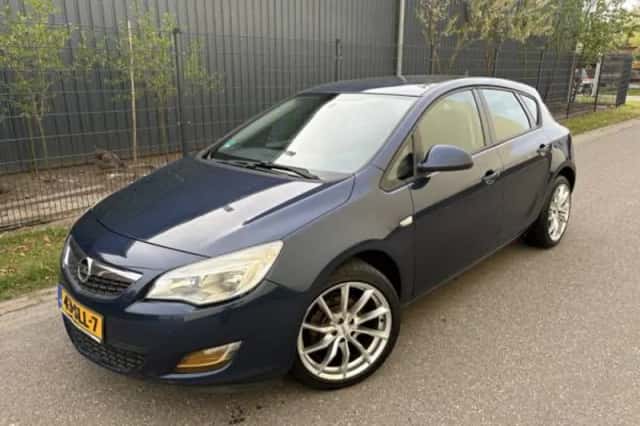 Opel Astra (2011) thumbnail 2
