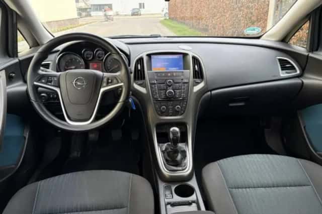 Opel Astra (2011) thumbnail 3