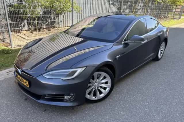 Tesla Model (2017) thumbnail 2