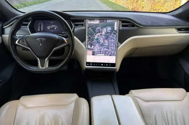 Tesla Model (2017) thumbnail 3