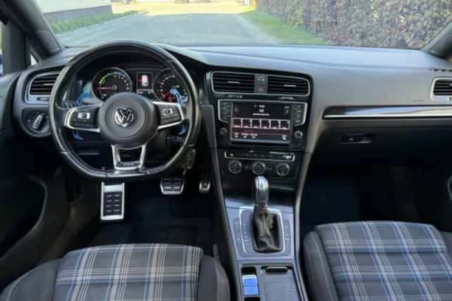 Volkswagen Golf (2015) thumbnail 3