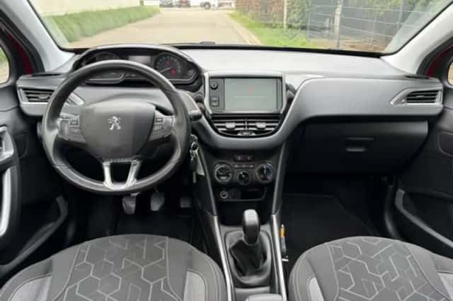 Peugeot 2008 (2017) thumbnail 3