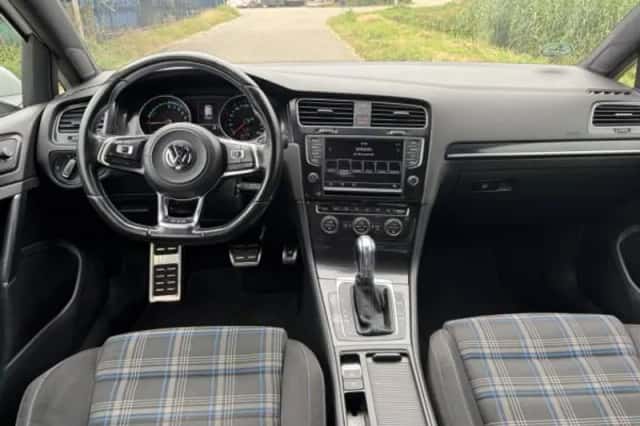 Volkswagen Golf (2015) thumbnail 3