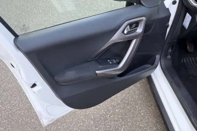 Peugeot 2008 (2016) thumbnail 6