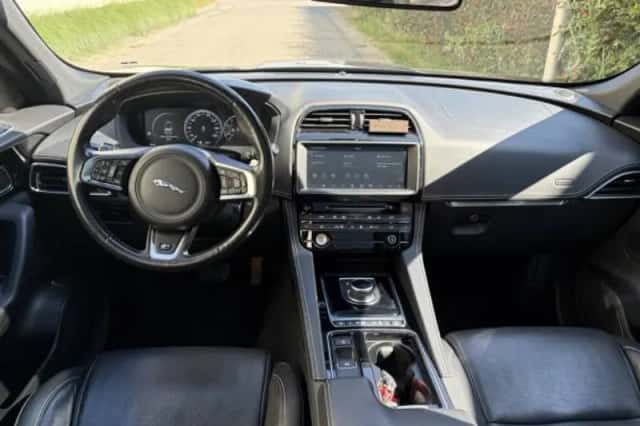 Jaguar F-Pace (2018) thumbnail 3