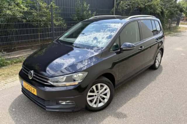 Volkswagen Touran (2016) thumbnail 2