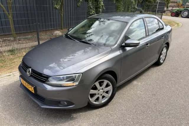 Volkswagen Jetta (2012) thumbnail 2