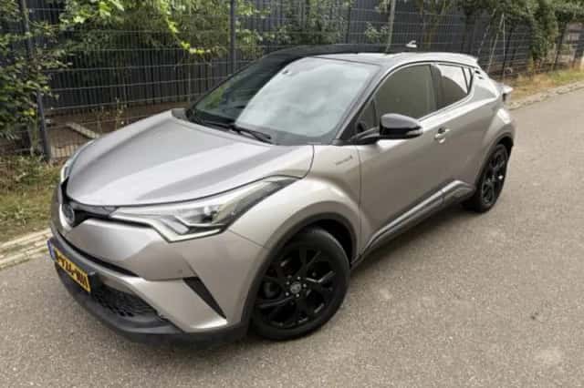 Toyota C-HR (2017) thumbnail 2