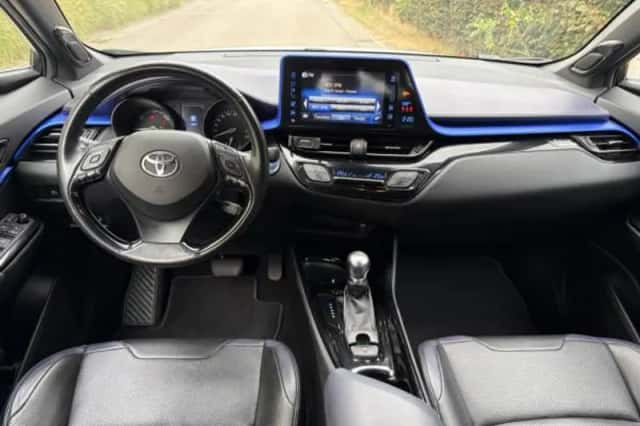 Toyota C-HR (2017) thumbnail 3
