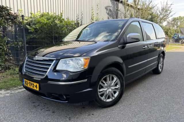 Chrysler Town & Country (2010) thumbnail 1