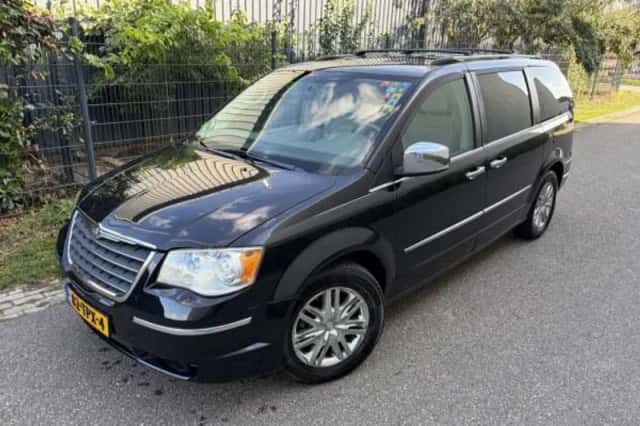 Chrysler Town & Country (2010) thumbnail 2