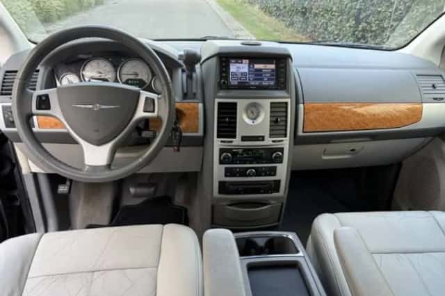 Chrysler Town & Country (2010) thumbnail 3