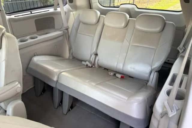 Chrysler Town & Country (2010) thumbnail 4