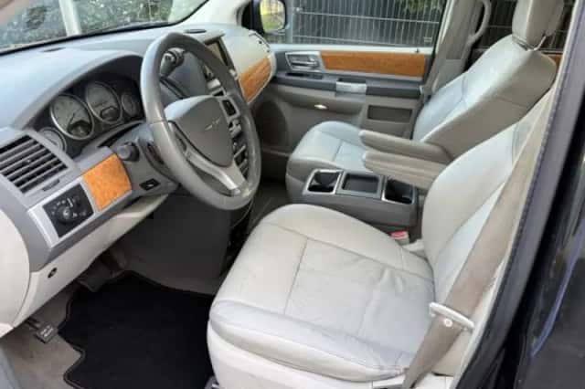 Chrysler Town & Country (2010) thumbnail 5