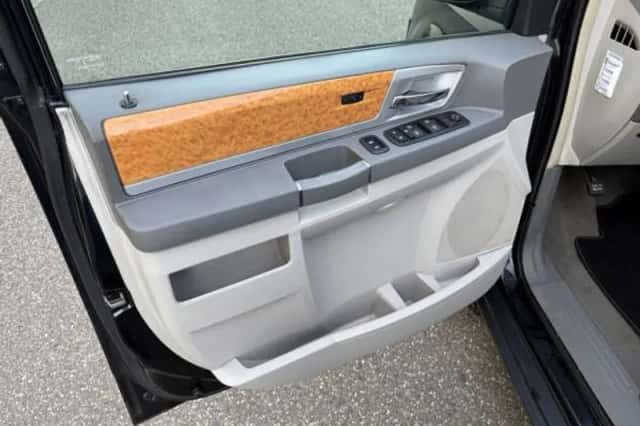 Chrysler Town & Country (2010) thumbnail 6