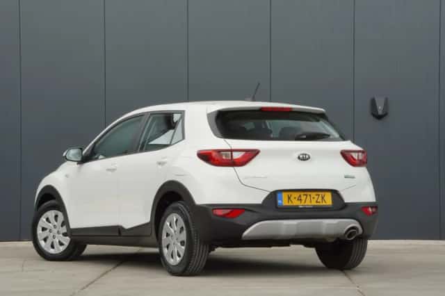 Kia Stonic (2021) thumbnail 4