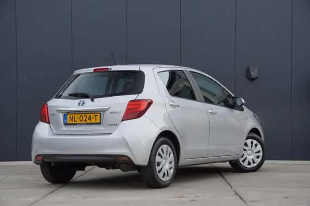 Toyota Yaris (2017) thumbnail 5