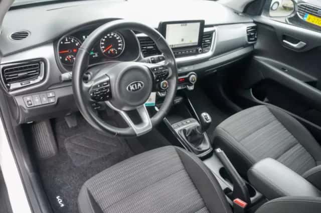 Kia Stonic (2021) thumbnail 3