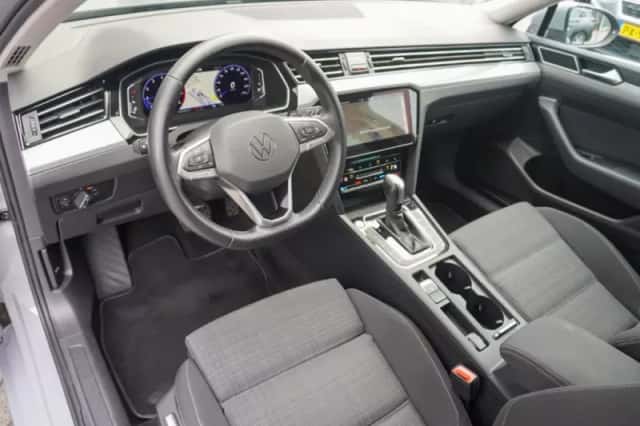 Volkswagen Passat (2022) thumbnail 3