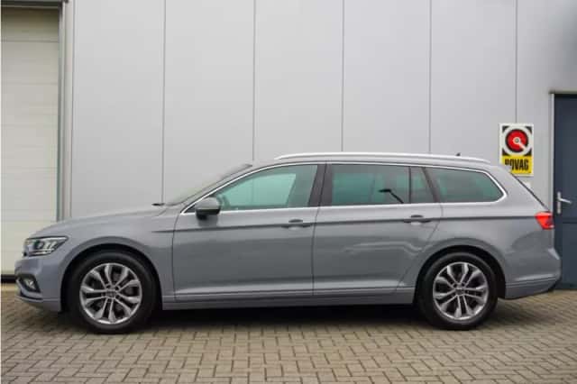 Volkswagen Passat (2022) thumbnail 4