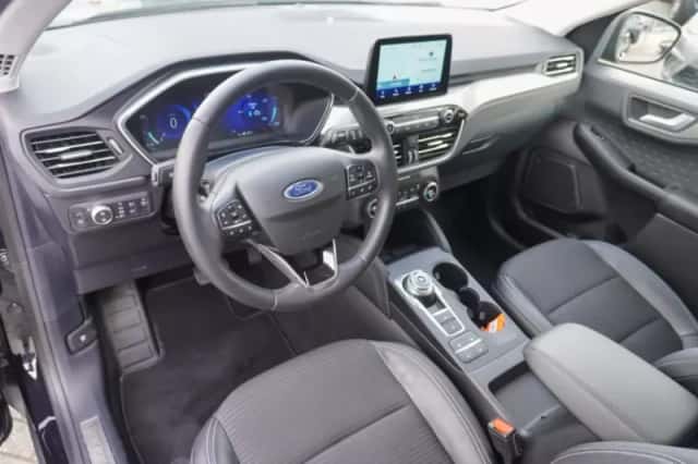 Ford Kuga (2021) thumbnail 3
