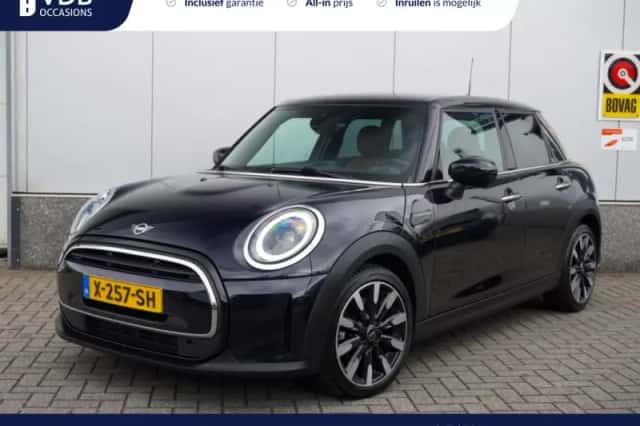 MINI Cooper (2024) thumbnail 2