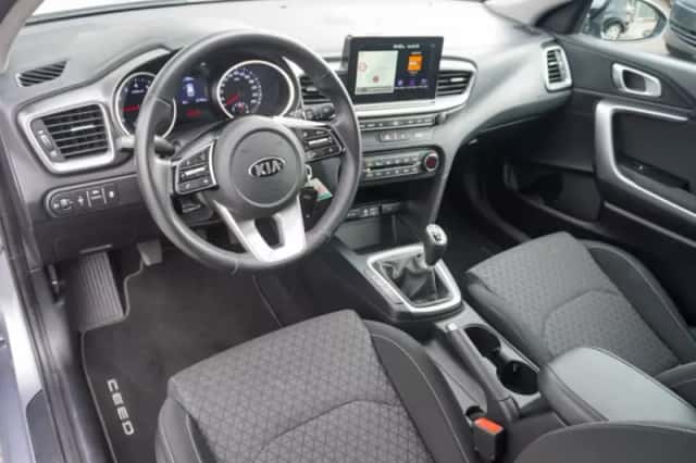 Kia Ceed (2019) thumbnail 2