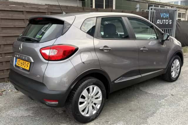 Renault Captur (2015) thumbnail 2