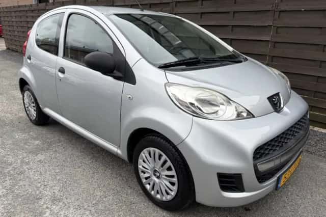 Peugeot 107 (2010) thumbnail 2