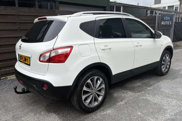 Nissan Qashqai (2010) thumbnail 3