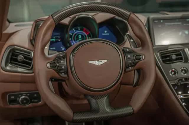 Aston Martin DBS (2023) thumbnail 17