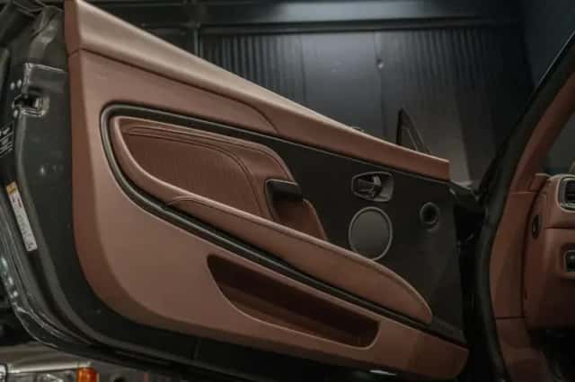 Aston Martin DBS (2023) thumbnail 19