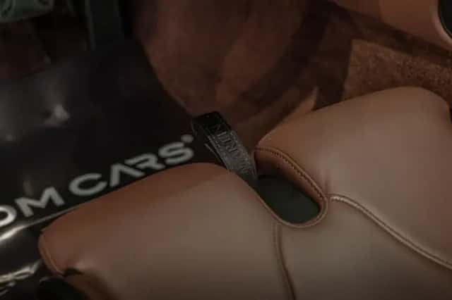 Aston Martin DBS (2023) thumbnail 35