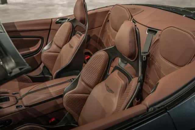 Aston Martin DBS (2023) thumbnail 37