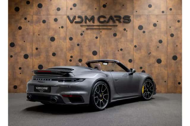 Porsche 911 (2023) thumbnail 2