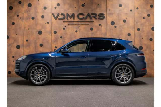 Porsche Cayenne (2024) thumbnail 2