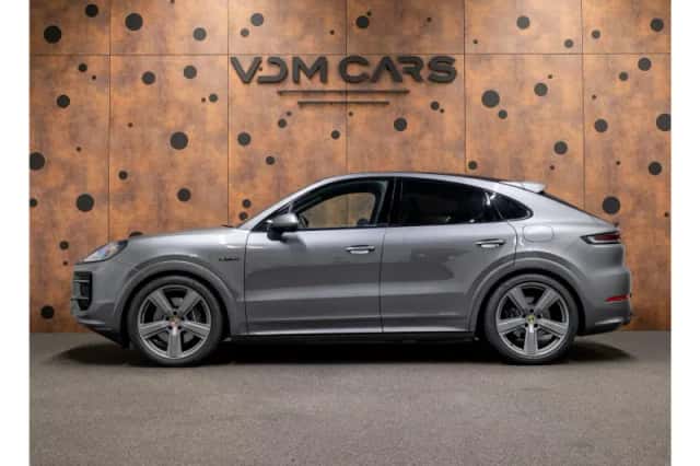 Porsche Cayenne (2024) thumbnail 2