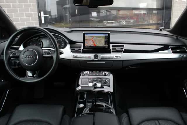 Audi A8 (2016) thumbnail 3