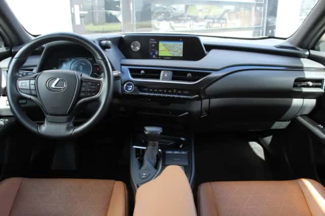 Lexus UX (2019) thumbnail 3
