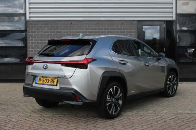 Lexus UX (2019) thumbnail 4