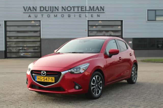 Mazda 2 (2015) thumbnail 2