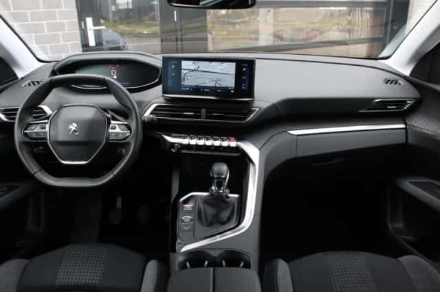 Peugeot 5008 (2022) thumbnail 3