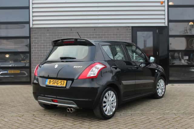 Suzuki Swift (2013) thumbnail 4