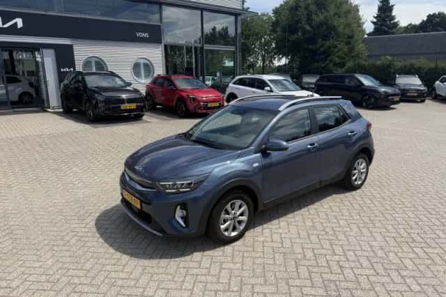 Kia Stonic (2023) thumbnail 2