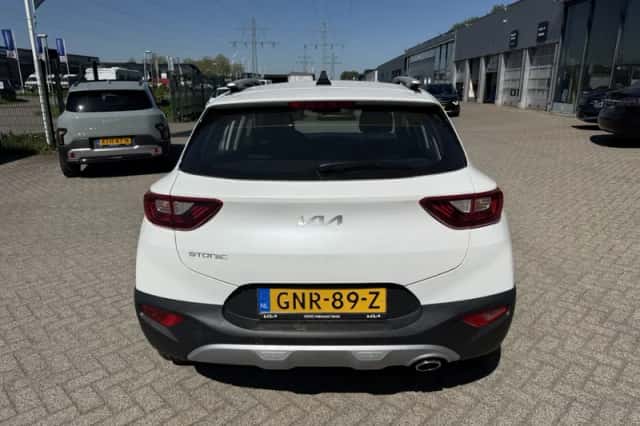 Kia Stonic (2024) thumbnail 4